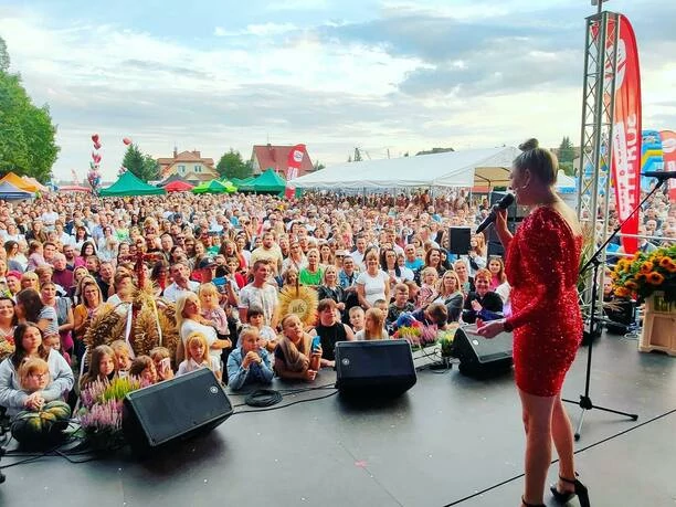 To najlepiej ubrana gwiazda disco polo?! Magda Narożna wzbudza podziw na scenie [FOTO]