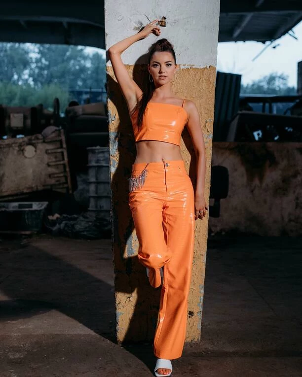 Angelika Żmijewska Topky pozuje w lateksowym stroju! Wokalistka pokazała się w efektownej kreacji. Fani zazdroszczą figury! [Galeria]