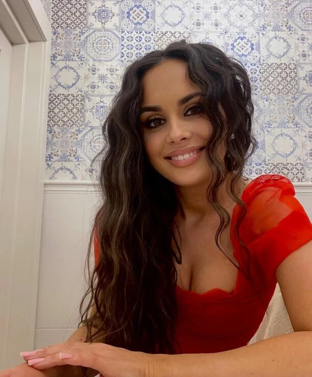 Cudowna wokalistka znanej grupy disco polo kusi w wyjątkowej scenerii! Uwagę zwraca jej gorąca stylizacja! 