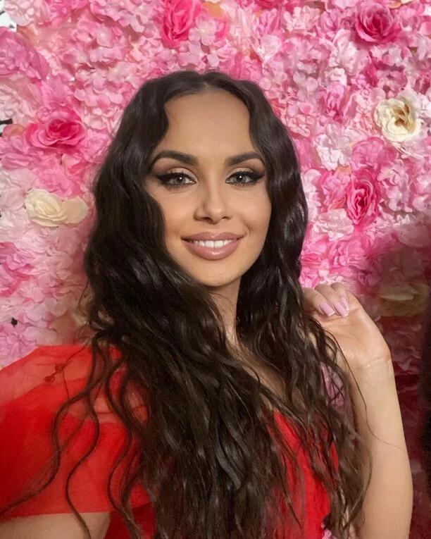 Cudowna wokalistka znanej grupy disco polo kusi w wyjątkowej scenerii! Uwagę zwraca jej gorąca stylizacja! 