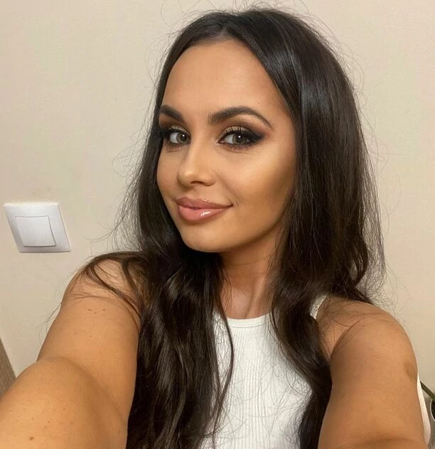 Cudowna wokalistka znanej grupy disco polo kusi w wyjątkowej scenerii! Uwagę zwraca jej gorąca stylizacja! 