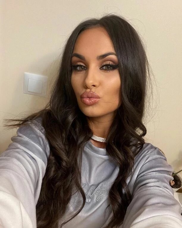 Cudowna wokalistka znanej grupy disco polo kusi w wyjątkowej scenerii! Uwagę zwraca jej gorąca stylizacja! 