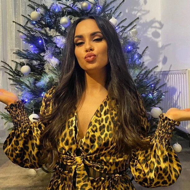 Cudowna wokalistka znanej grupy disco polo kusi w wyjątkowej scenerii! Uwagę zwraca jej gorąca stylizacja! 