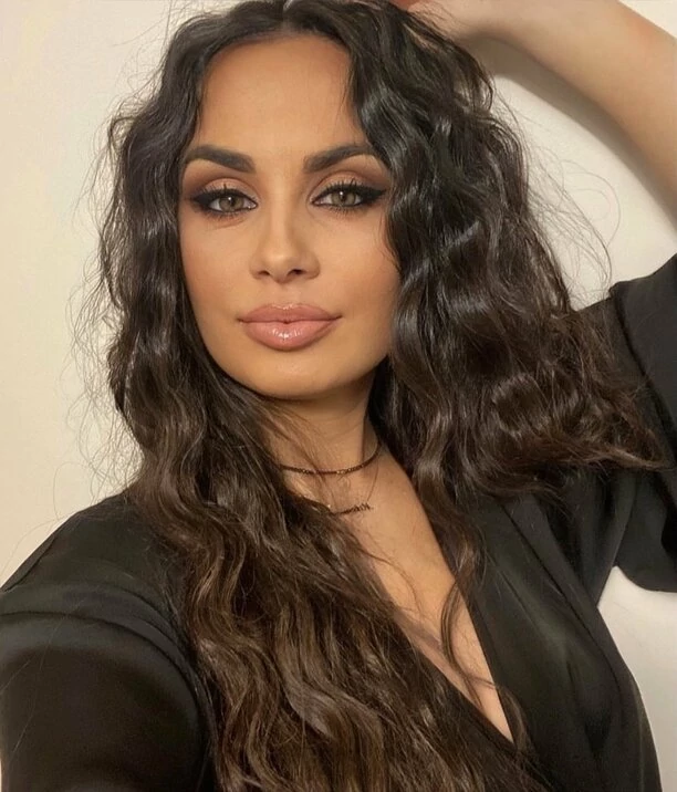 Cudowna wokalistka znanej grupy disco polo kusi w wyjątkowej scenerii! Uwagę zwraca jej gorąca stylizacja! 