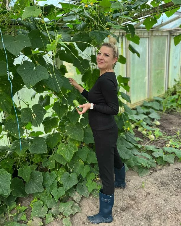 Magda Narożna Piękni i Młodzi w kaloszach! W takim wydaniu królowej disco polo jeszcze nie widzieliście!