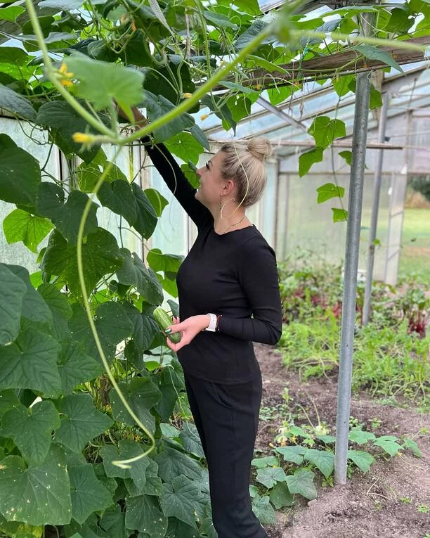 Magda Narożna Piękni i Młodzi w kaloszach! W takim wydaniu królowej disco polo jeszcze nie widzieliście!