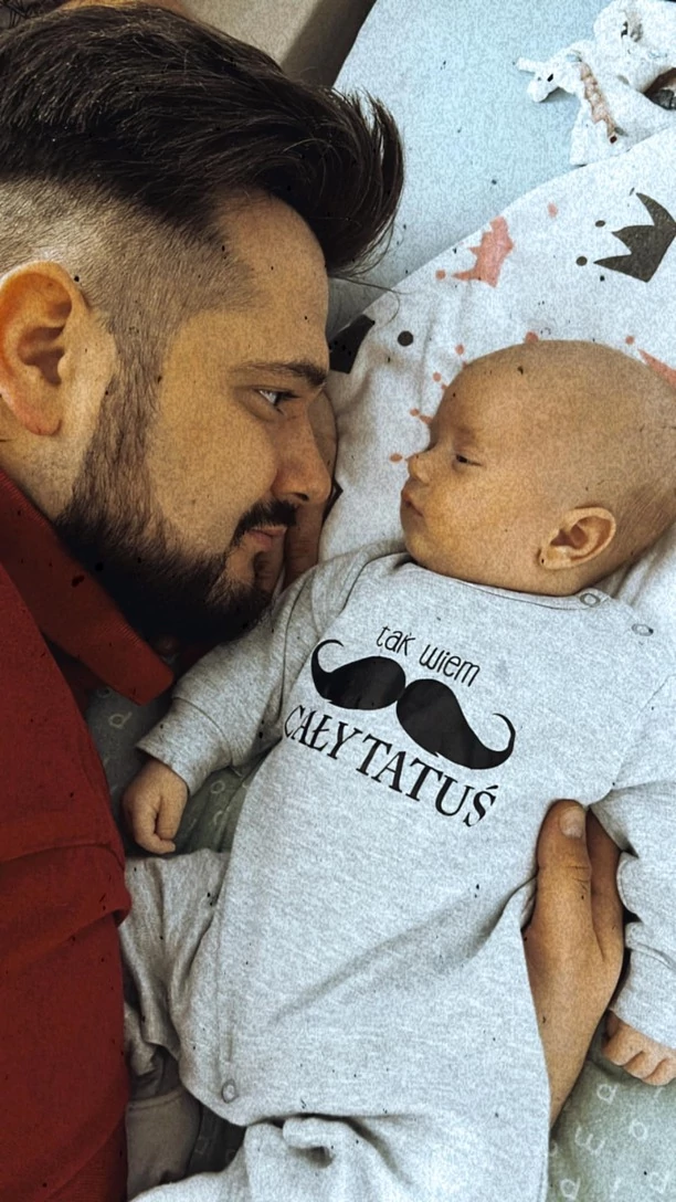 Piotr Koczocik - Joker pokazał swojego synka! Malutki Filipek rośnie jak na drożdżach