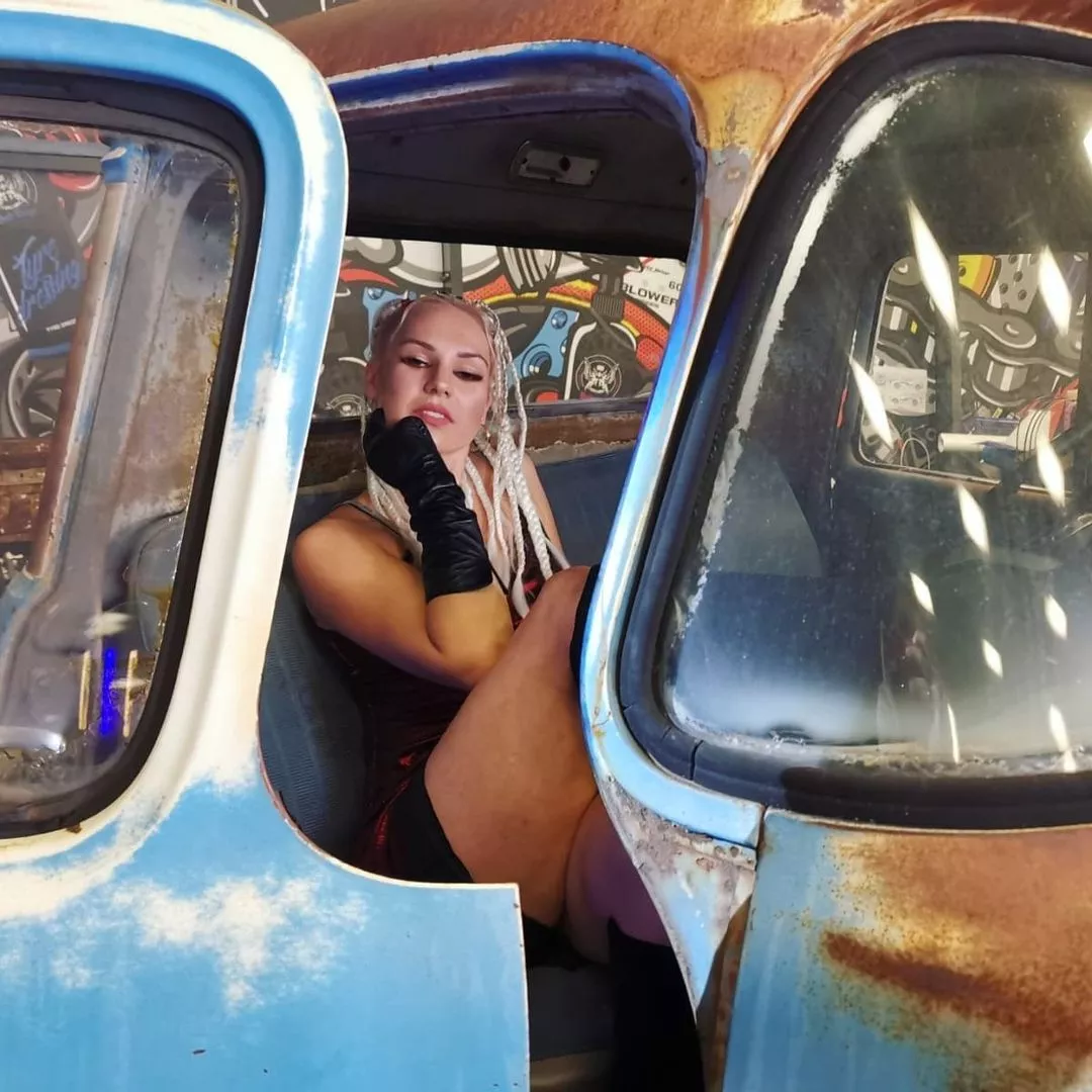 Uwagę zwraca jej nowa fryzura i cudowne zgrabne nogi! Uwielbiana wokalistka disco polo za kierownicą zabytkowego auta! 