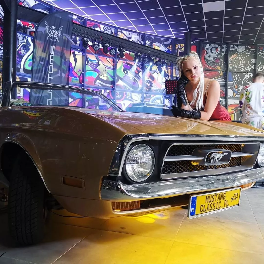 Uwagę zwraca jej nowa fryzura i cudowne zgrabne nogi! Uwielbiana wokalistka disco polo za kierownicą zabytkowego auta! 