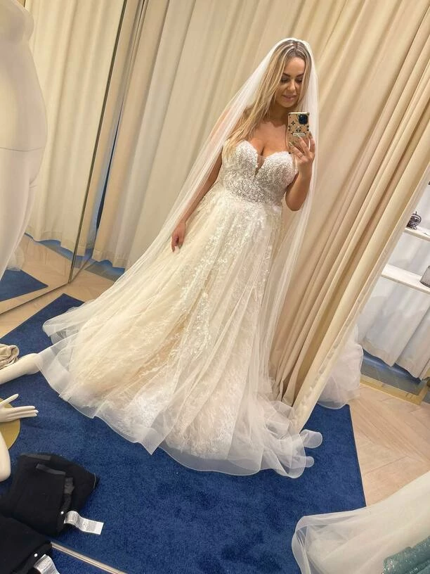 Znana gwiazda disco polo na przymiarkach sukni ślubnej! Wygląda spektakularnie! Paula Karpowicz wybrała tę jedyną?! 