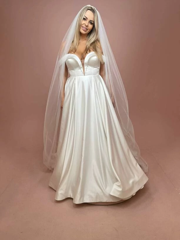 Znana gwiazda disco polo na przymiarkach sukni ślubnej! Wygląda spektakularnie! Paula Karpowicz wybrała tę jedyną?! 