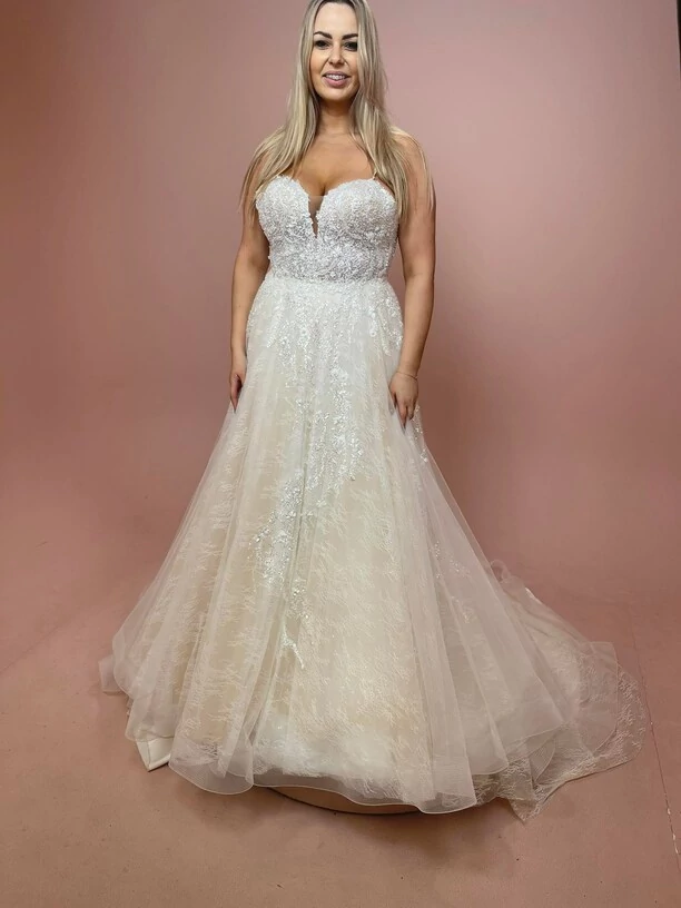 Znana gwiazda disco polo na przymiarkach sukni ślubnej! Wygląda spektakularnie! Paula Karpowicz wybrała tę jedyną?! 