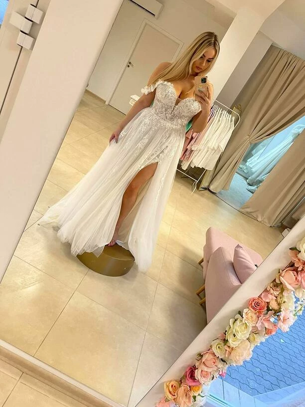 Znana gwiazda disco polo na przymiarkach sukni ślubnej! Wygląda spektakularnie! Paula Karpowicz wybrała tę jedyną?! 