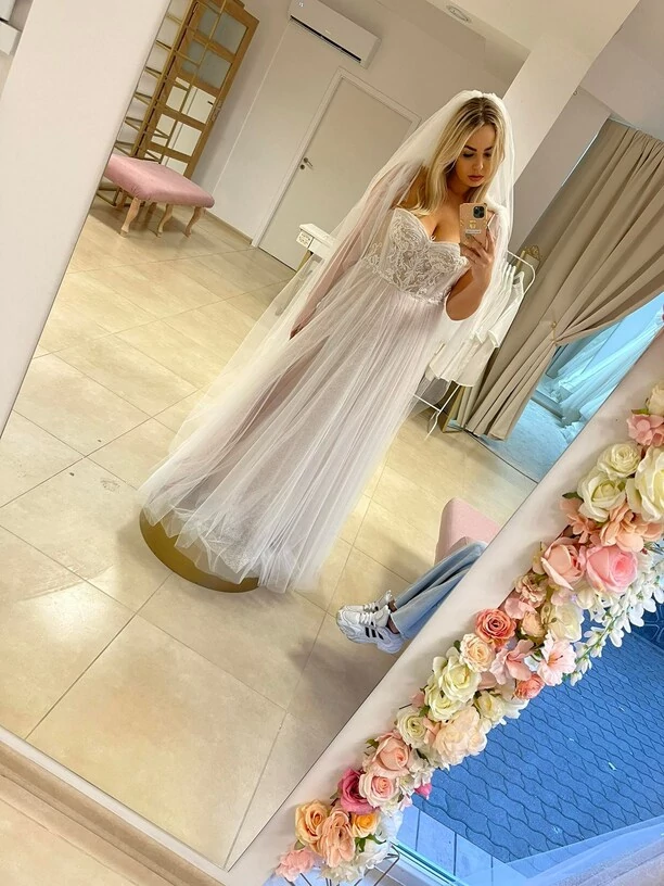 Znana gwiazda disco polo na przymiarkach sukni ślubnej! Wygląda spektakularnie! Paula Karpowicz wybrała tę jedyną?! 