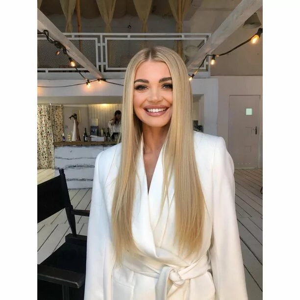 Gwiazda disco polo zachwyca! Czy ona ma na sobie TYLKO marynarkę?!