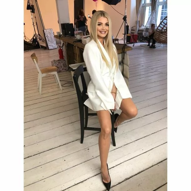 Gwiazda disco polo zachwyca! Czy ona ma na sobie TYLKO marynarkę?!