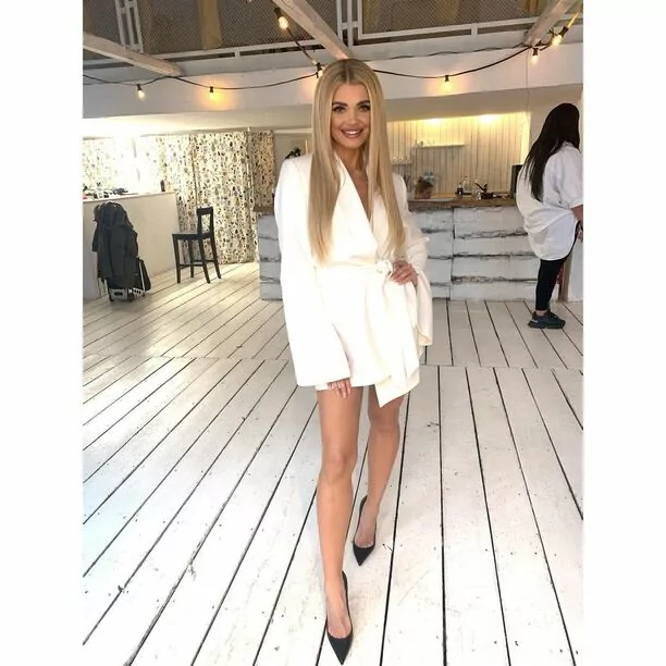 Gwiazda disco polo zachwyca! Czy ona ma na sobie TYLKO marynarkę?!