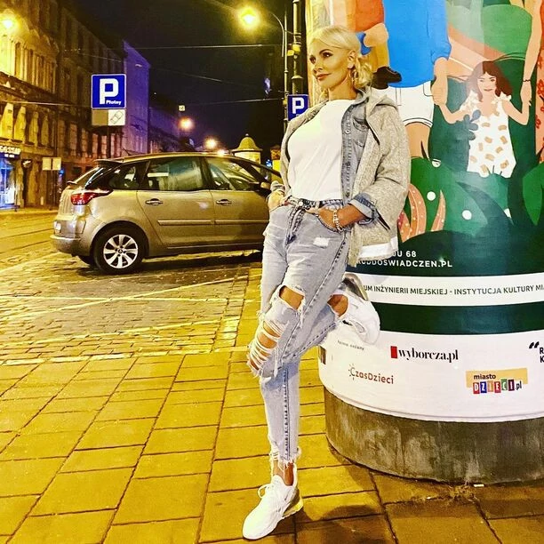 Urocza gwiazda disco polo zmaga się z wadą wzroku! W trakcie koncertu artystka ratuje się soczewkami! 