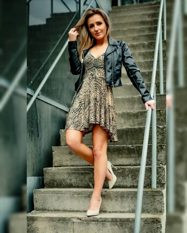 Artystka disco polo wygląda w niej obłędnie!  Wiosenna sukienka odsłoniła piękne nogi wokalistki