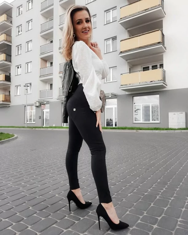 Artystka disco polo wygląda w niej obłędnie!  Wiosenna sukienka odsłoniła piękne nogi wokalistki