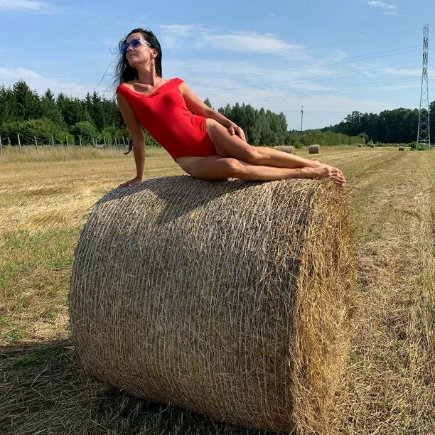 Gorąca sesja popularnej gwiazdy disco polo w stylu dożynkowym! Joanna Kaczanowska - Etna pozuje w stroju kąpielowym na sianie!