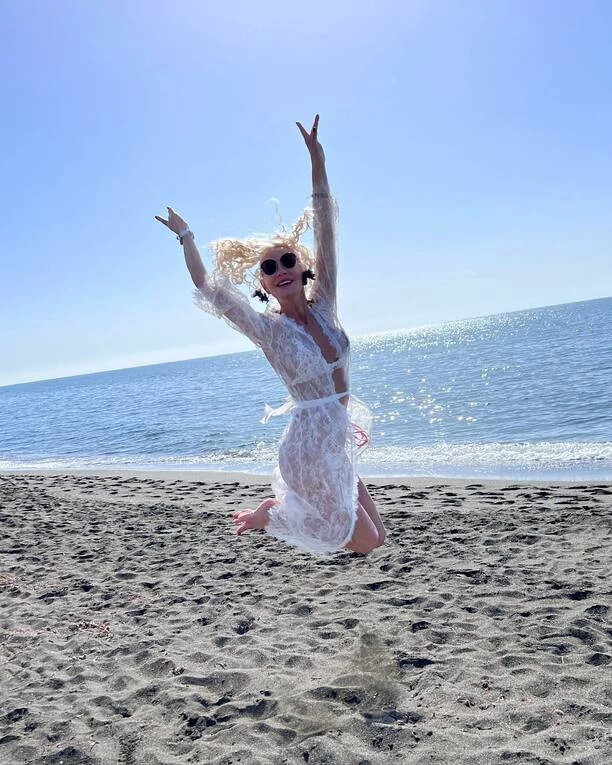 Opadną Wam szczęki! Uwielbiana wokalistka disco polo odsłoniła NAGIE ciało?! Fani „syreny podobno nie istnieją„ 