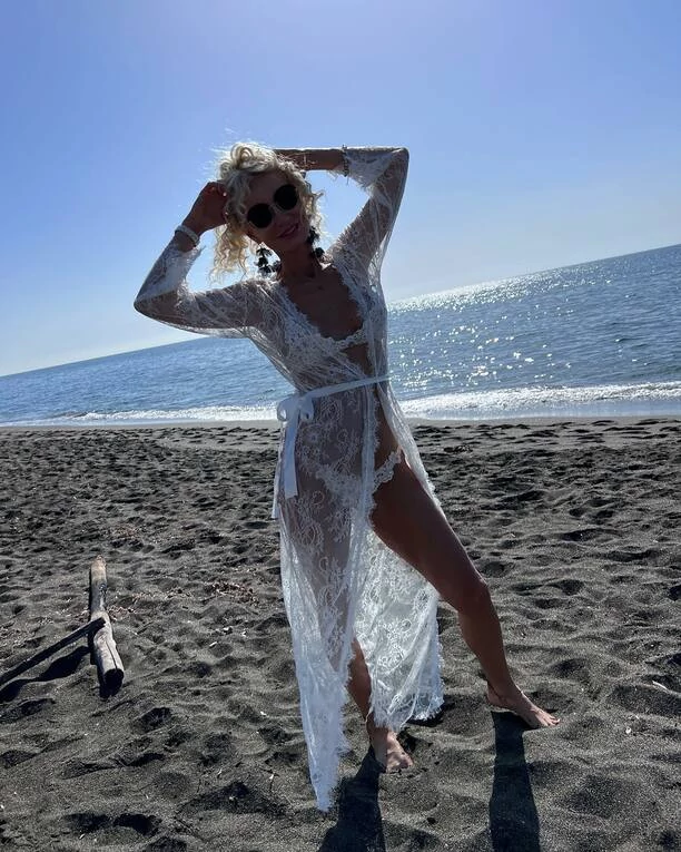 Opadną Wam szczęki! Uwielbiana wokalistka disco polo odsłoniła NAGIE ciało?! Fani „syreny podobno nie istnieją„ 