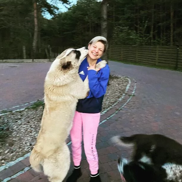 Te psy chronią dom Magdy Narożnej?! Wokalistka disco polo pokazała się z nimi w sieci! Są ogromne! 