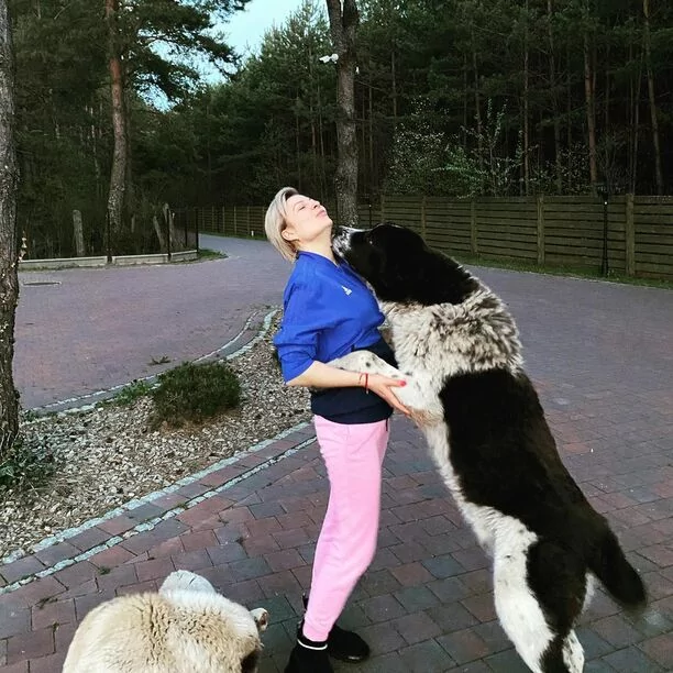 Te psy chronią dom Magdy Narożnej?! Wokalistka disco polo pokazała się z nimi w sieci! Są ogromne! 