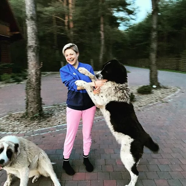 Te psy chronią dom Magdy Narożnej?! Wokalistka disco polo pokazała się z nimi w sieci! Są ogromne! 