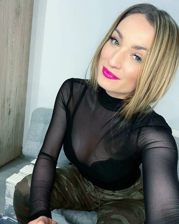 Seksowna wokalistka disco polo pokazuje wszystko! Paulina Banaszek w prześwitującej bluzce rozbudza wyobraźnię fanów