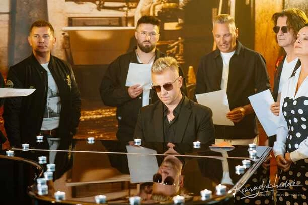 Wielkie serca artystów disco polo! Teledysk „Gdy świat wali się„ już niedługo – wyjątkowa pomoc dla powodzian! Zobacz kto brał udział!