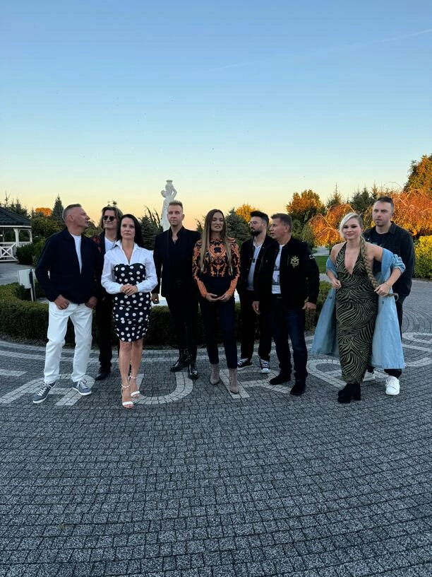 Wielkie serca artystów disco polo! Teledysk „Gdy świat wali się„ już niedługo – wyjątkowa pomoc dla powodzian! Zobacz kto brał udział!