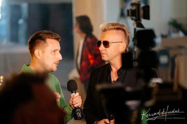 Wielkie serca artystów disco polo! Teledysk „Gdy świat wali się„ już niedługo – wyjątkowa pomoc dla powodzian! Zobacz kto brał udział!