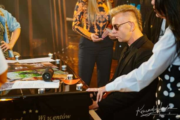 Wielkie serca artystów disco polo! Teledysk „Gdy świat wali się„ już niedługo – wyjątkowa pomoc dla powodzian! Zobacz kto brał udział!