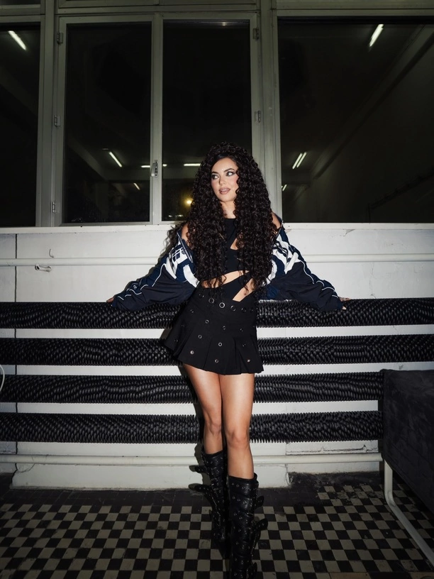 Angelika Żmijewska Topky rozpala internet. Czarna stylizacja i wysokie kozaki robią wrażenie