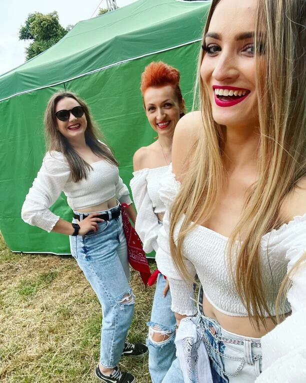 Znane artystki disco polo pochwaliły się weselną fotką! Dziewczyny w kolorowych strojach wyglądają niezwykle atrakcyjnie! 