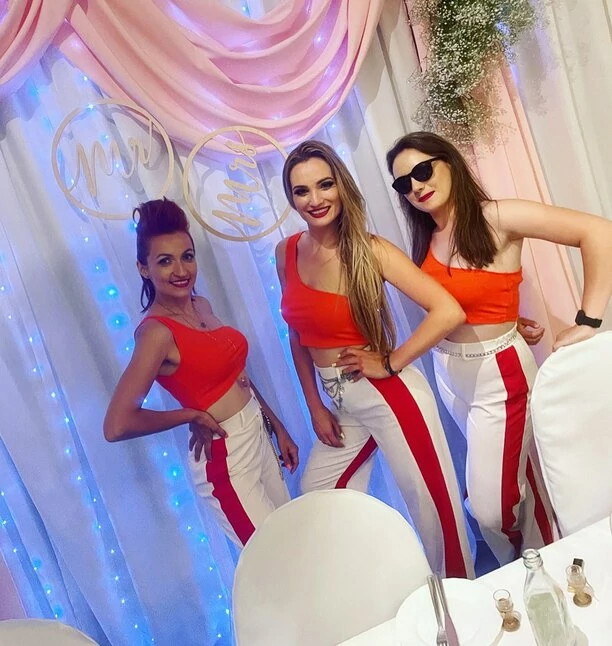 Znane artystki disco polo pochwaliły się weselną fotką! Dziewczyny w kolorowych strojach wyglądają niezwykle atrakcyjnie! 