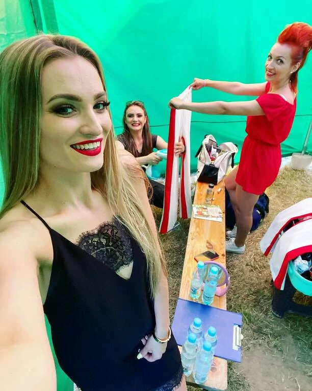 Znane artystki disco polo pochwaliły się weselną fotką! Dziewczyny w kolorowych strojach wyglądają niezwykle atrakcyjnie! 