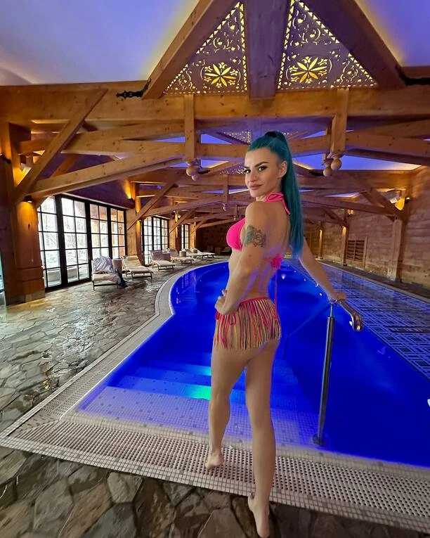 Agbe rozgrzewa Zakopane: Gwiazda błyszczy w różowym bikini