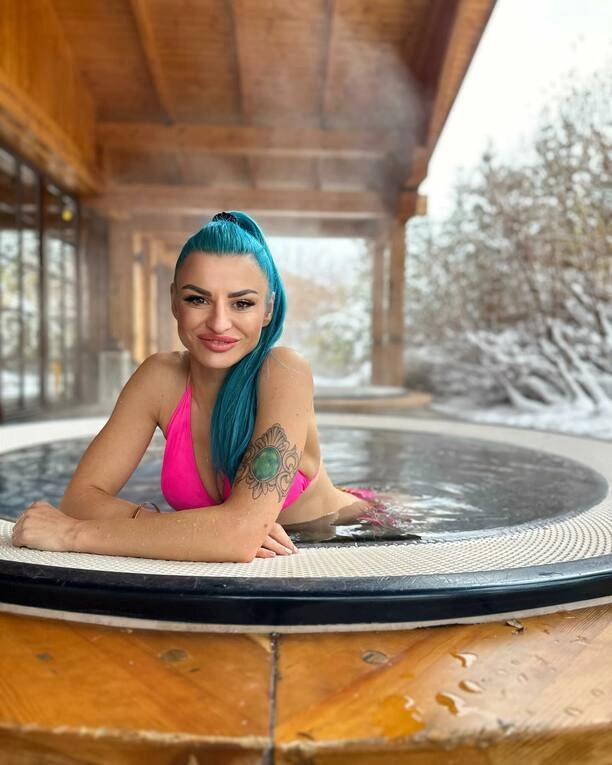 Agbe rozgrzewa Zakopane: Gwiazda błyszczy w różowym bikini