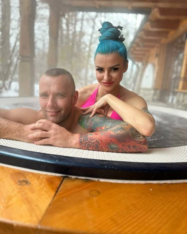 Agbe rozgrzewa Zakopane: Gwiazda błyszczy w różowym bikini