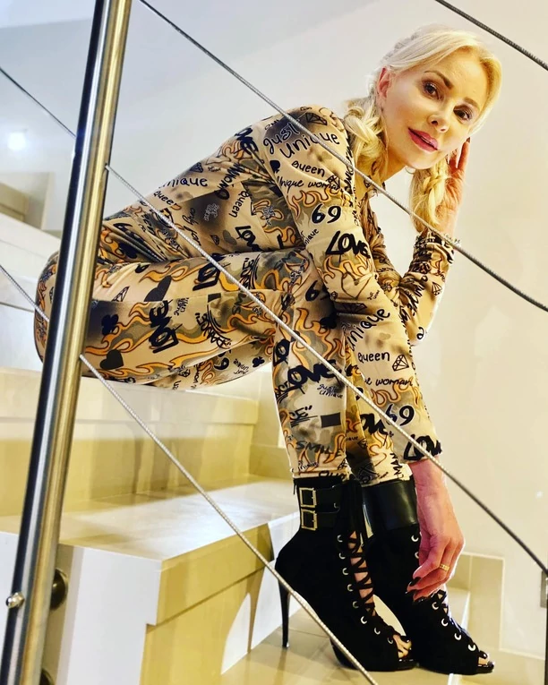 Elwira Mejk kusi wyjątkową stylizacją! Uwagę zwracają zgrabne nogi gwiazdy disco polo!