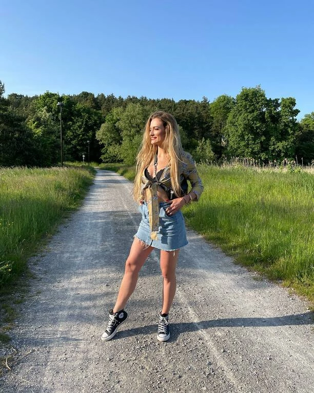 Głęboki dekolt i bielizna czarują! Paulina Banaszek Energy Girls - Oto zdjęcia, które wstrząsnęły fanami! Zobacz, jak artystka odkrywa swoją gorącą stronę!