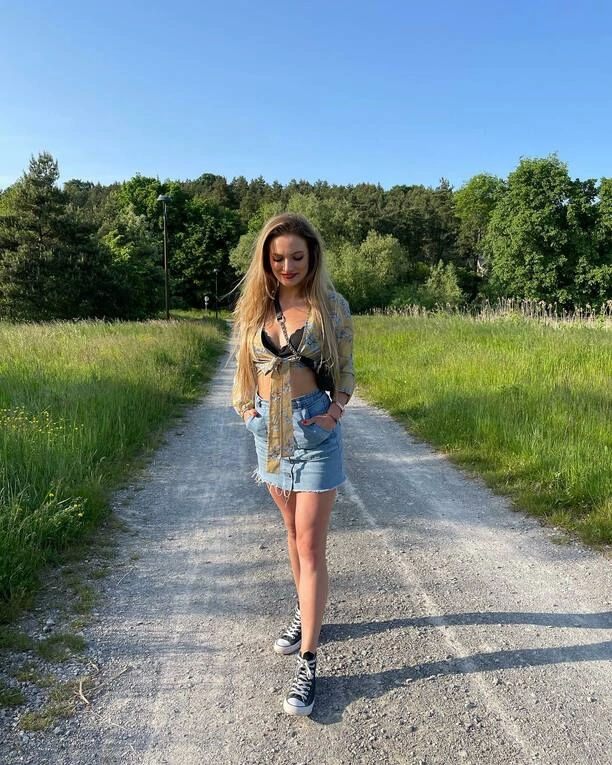 Głęboki dekolt i bielizna czarują! Paulina Banaszek Energy Girls - Oto zdjęcia, które wstrząsnęły fanami! Zobacz, jak artystka odkrywa swoją gorącą stronę!