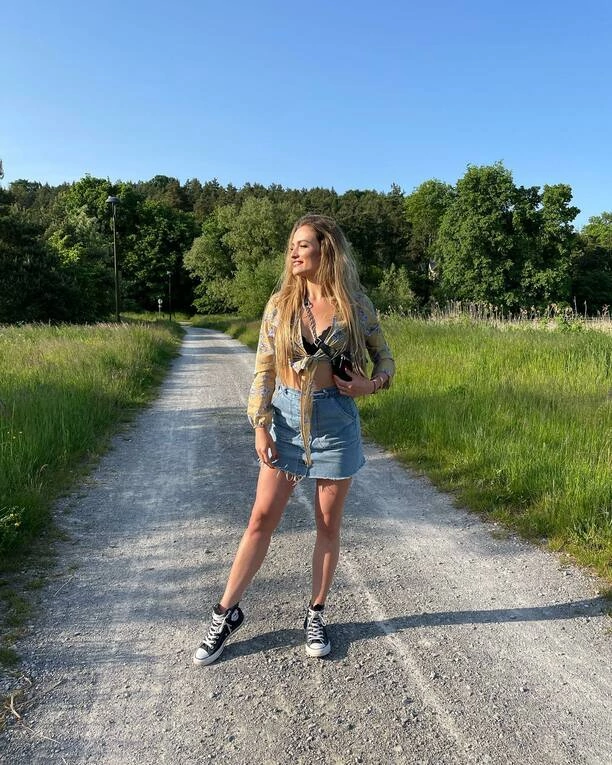 Głęboki dekolt i bielizna czarują! Paulina Banaszek Energy Girls - Oto zdjęcia, które wstrząsnęły fanami! Zobacz, jak artystka odkrywa swoją gorącą stronę!