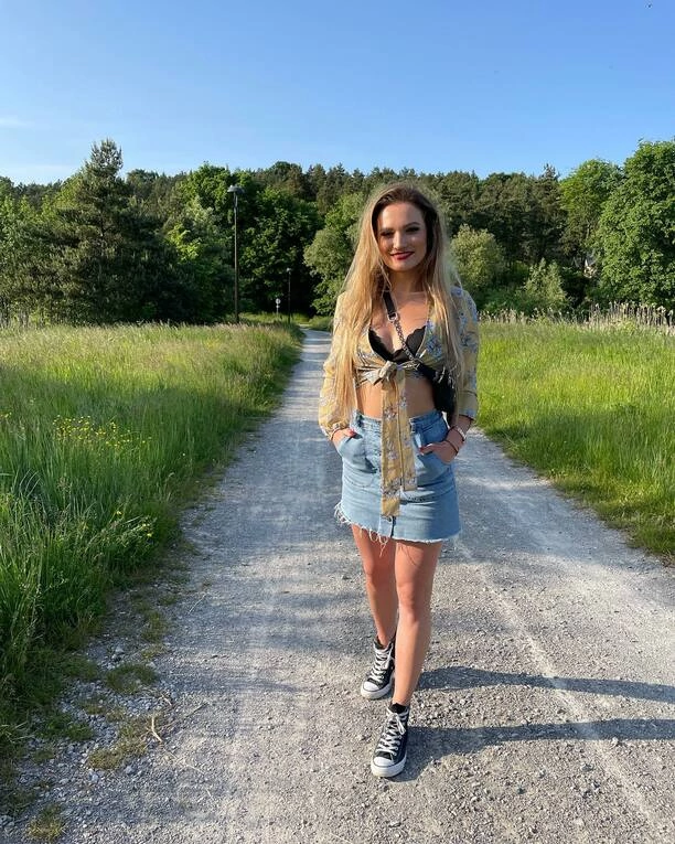 Głęboki dekolt i bielizna czarują! Paulina Banaszek Energy Girls - Oto zdjęcia, które wstrząsnęły fanami! Zobacz, jak artystka odkrywa swoją gorącą stronę!