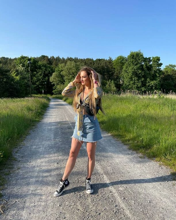 Głęboki dekolt i bielizna czarują! Paulina Banaszek Energy Girls - Oto zdjęcia, które wstrząsnęły fanami! Zobacz, jak artystka odkrywa swoją gorącą stronę!