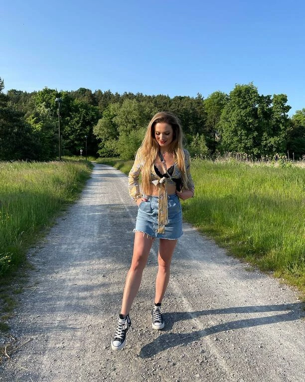 Głęboki dekolt i bielizna czarują! Paulina Banaszek Energy Girls - Oto zdjęcia, które wstrząsnęły fanami! Zobacz, jak artystka odkrywa swoją gorącą stronę!