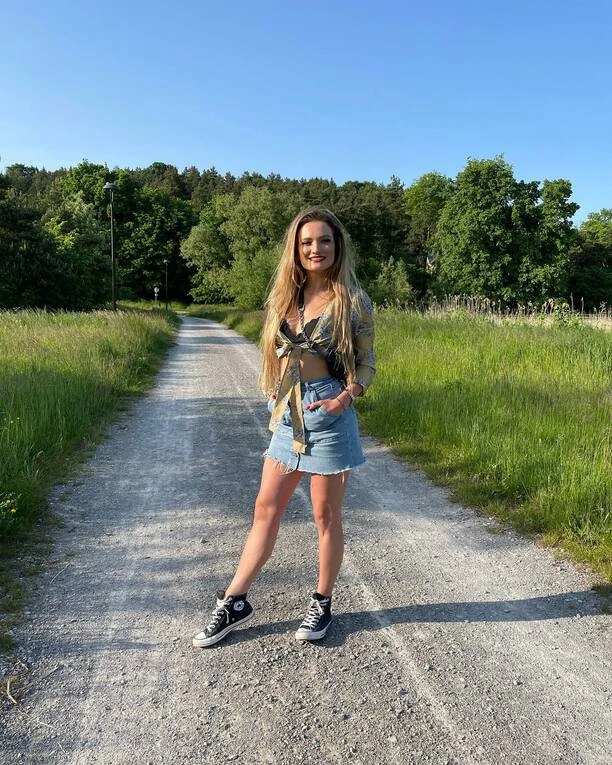 Głęboki dekolt i bielizna czarują! Paulina Banaszek Energy Girls - Oto zdjęcia, które wstrząsnęły fanami! Zobacz, jak artystka odkrywa swoją gorącą stronę!